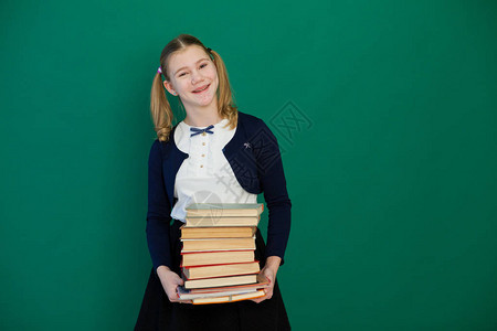 在黑板书课上的女学生图片