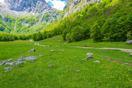 高山间风景如画的平原上的土路风景图片