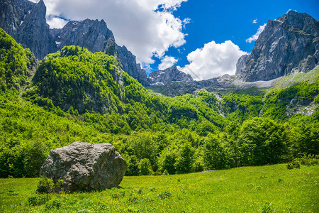 高山间风景如画的平原上的土路风景图片