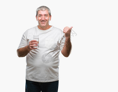 长得帅的老人在孤立的背景点上喝杯水用拇指举起手笑着图片
