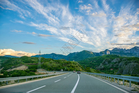 沿黑山的公路在山区和隧道图片