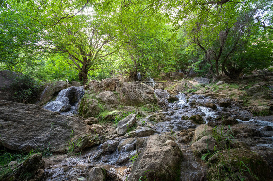 美丽的与运动水流伊朗西部霍拉马巴德县周围的景观和自然景观在伊朗公路旅行中的一站在山区和中徒步旅行洛图片