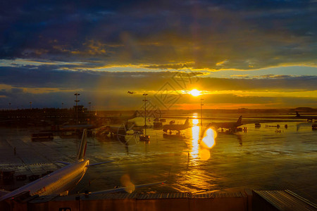 日落时的国际机场景观图片