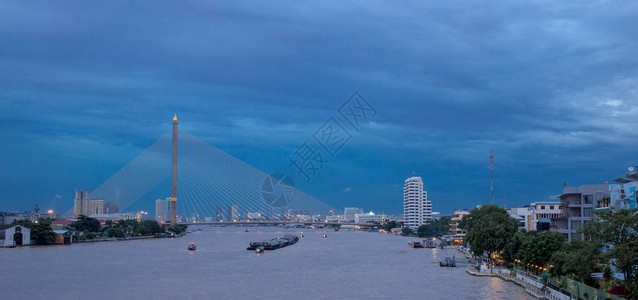 Phraya河边城市建筑景色图片