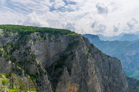 风景如画的陡峭山坡全景图片