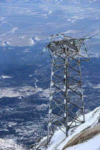 冬季山上高压电线的图片