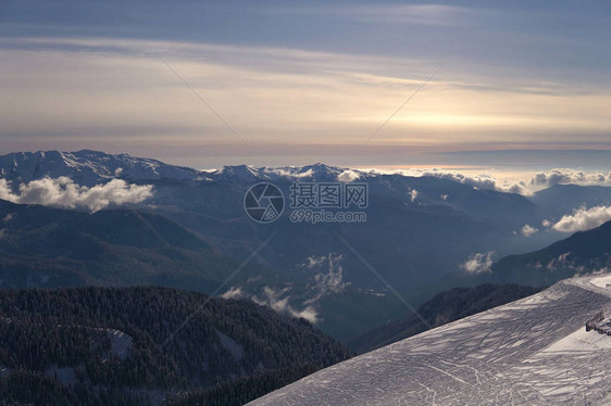 度假村内的滑雪单板滑雪和高山滑雪图片