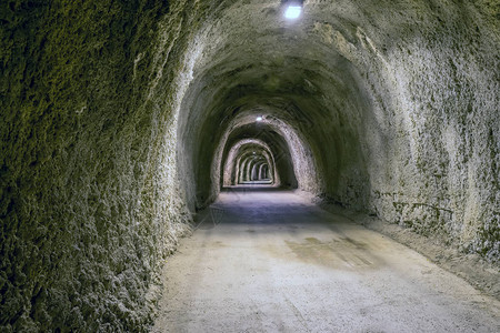 高山蜿蜒的长隧道图片
