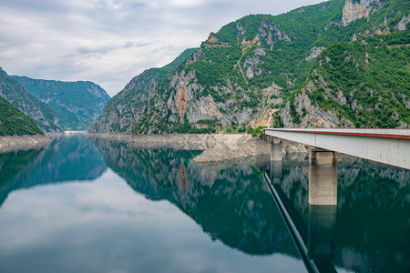 风景如画的高山湖泊穿过的大金属桥图片