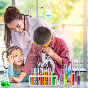 科学老师在实验室教亚洲学生图片