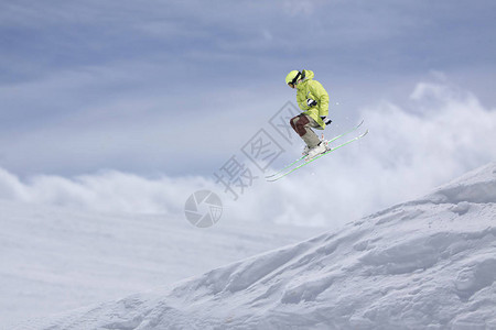 在雪山上滑雪冬季运动高山滑图片
