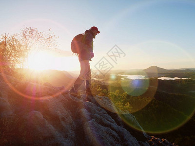 登山背包在山上的徒步旅行者山脉鼓舞人心的日出景图片