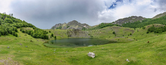 接近风景如画的山湖的多雨的灰色云彩图片