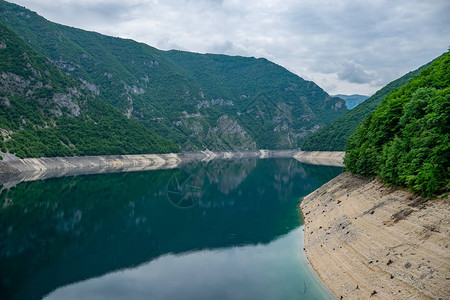 高山绿松石湖美景图片