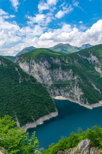 从高山上看风景如画的绿松石湖图片