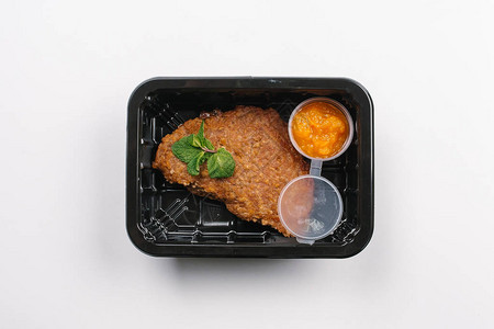 白色背景盒中烤肉排适当营养的顶部视图图片