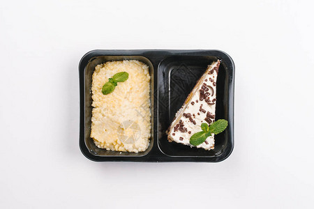 白背景的米布丁和蛋糕盒中适当营养图片