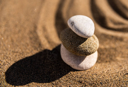 沙子中的zen冥想石纯洁和谐与精神的理念温泉健康和瑜图片
