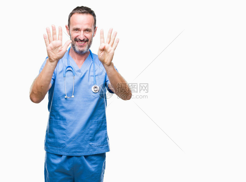 身穿医疗制服的中年男高医长在孤立的背景下露面图片