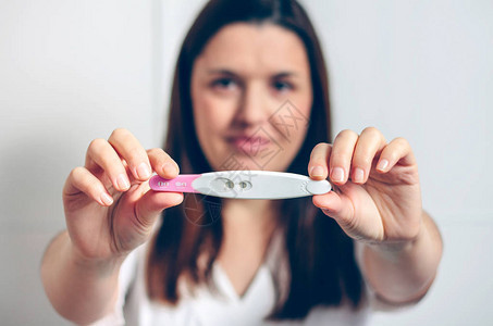孕妇显示怀孕检测呈阳图片