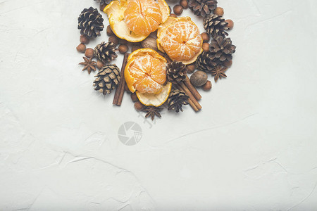 橘子坚果香料肉桂白色石头背景上的视锥细胞图片