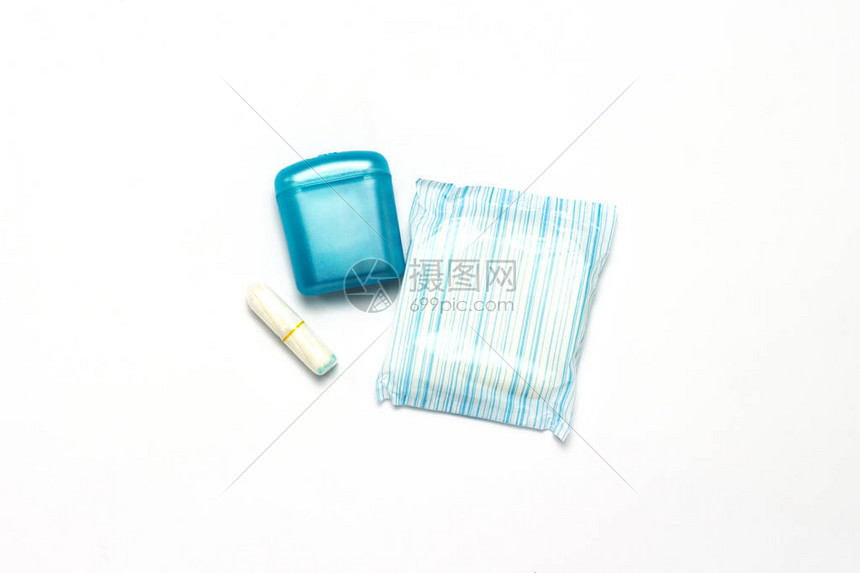 女卫生棉条运输和储存盒以及白色背景上的卫生巾图片