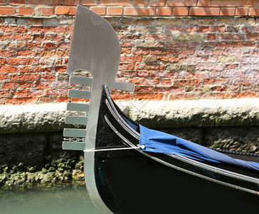 将游客运送到威尼斯的船头叫做贡多拉图片