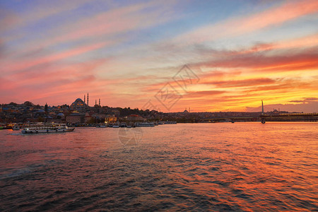 伊斯坦布尔新建造的哈利克地铁桥在黄昏时背景图片