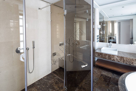 豪华浴室内饰和玻璃淋浴缸图片