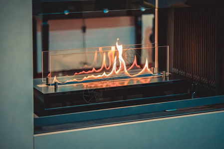 生物壁炉燃烧乙醇气体当代安装在乙醇火炉壁上的生物燃料特写现代智能生态替代技术里面房图片