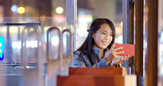 晚上在香港的电车上用手机拍图片