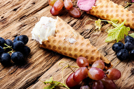 冰淇淋香草和葡萄味的冰淇淋在华夫图片