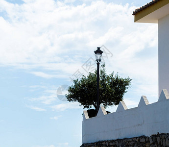 西班牙安达卢西亚小镇典型的白色防御墙图片