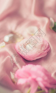柔软丝绸上的粉红玫瑰花婚礼节假日和花背景风格的概念图片