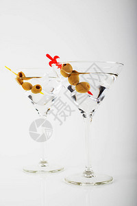 白色背景的玻璃杯中加苦艾酒的杜松子酒图片