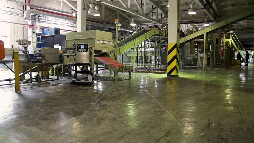 水泥厂水泥生产用于在输送机上生产水泥的碎原料水泥生产技术工作混凝土袋在图片