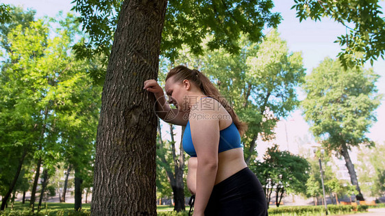 年轻肥胖女士在慢跑后疲劳每天做心肺图片