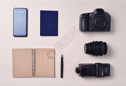 智能手机笔记本护照相机旅行概念图片