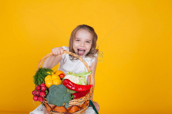 拥有一篮新鲜水果和蔬菜的健康图片