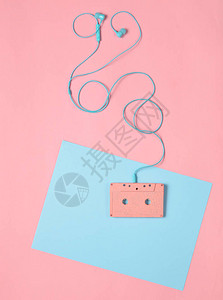 蓝色粉糊面背景的录音磁带和耳机音乐概念反向风格最小图片