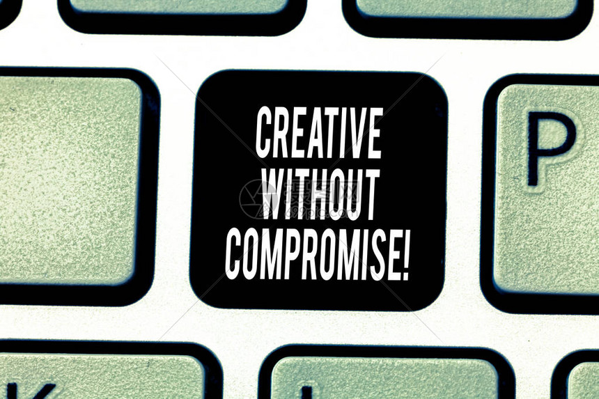 手写文字书写创意而不妥协概念意味着善意和小创意的衡量键盘意图创建计算机消息图片
