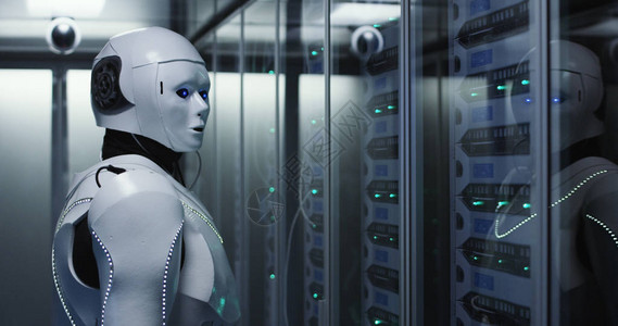 数据中心机架中服务器机房走廊中类人白色机器人与硬件一背景图片