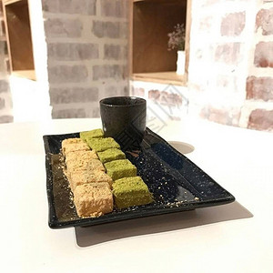 这是我一直以来最喜欢的日本美术团绿色茶叶味芝士蛋糕和花生奶油酪霜冻图片