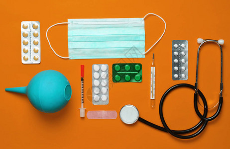 地瓜丸黄色背景上的医疗设备灌肠剂水泡丸笔记本听诊器注射器温度计医学概念背景