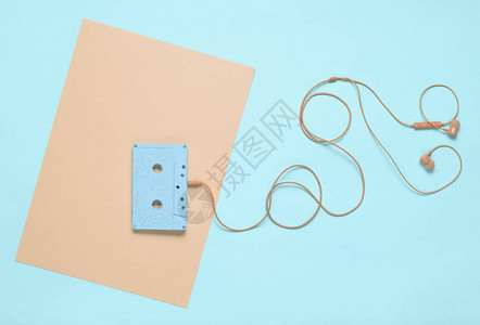 蓝色粉糊面背景的录音磁带和耳机音乐概念反向风格最小图片