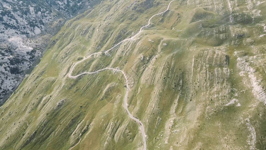 山路的顶视图库存山坡上危险的蜿蜒道路山中的道路景色图片