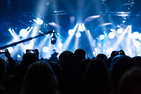 音乐会的剪影观众看向舞台在摇滚音乐会上聚会的人音乐派对音乐剧集团剪背景图片