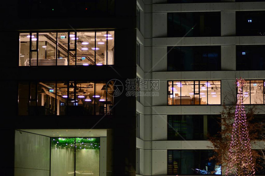 晚上办公大楼深夜工作玻璃窗帘墙办公室大楼蓝色灯光照亮楼顶高清图片下载-正版图片505713160-摄图网