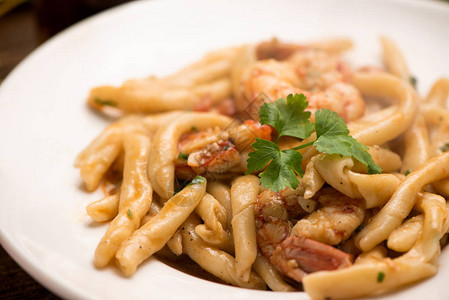 美味的自制虾仁意大利面白盘上的西里岛食物图片