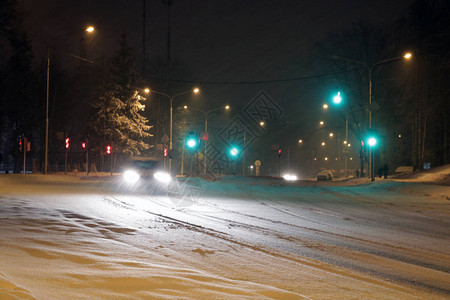 冬季路上有雪的汽车在恶劣天气下危图片
